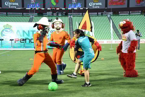 Antes del inicio de la ceremonia, jugadoras de Santos Laguna Femenil tuvieron la oportunidad de jugar un partido improvisado con botargas y súper héroes, comenzando a encender los ánimos, mientras los equipos tomaban sus lugares en las gradas.