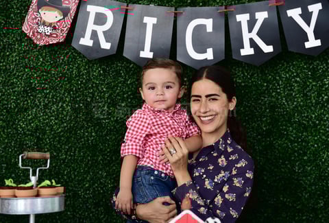 28042018 FIESTA INFANTIL.  Ricky acompañado por su tía Mariana.