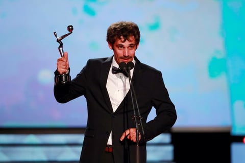 El actor Joseba Usabiaga posa con su Premio Platino por el Cine y la Educación en Valores por la película "Handia".