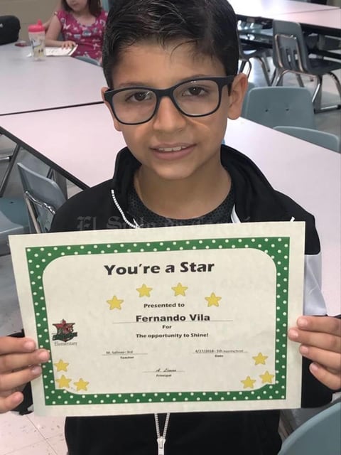 29042018 ALUMNO DESTACADO.  Fernando Villa García, que cursa el tercer grado de primaria en el Colegio Harry Shimoutsu, posa con el diploma 'Tú eres una estrella' en McAllen, Texas. Sus padres: José Vila Assaff y Cecilia García de Vila.