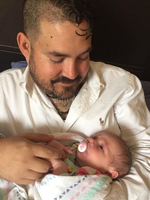 29042018 LINDA POSTAL.  Maite Irene con su papá, Iker Leal.