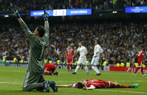 Navas se convirtió en la muralla que defendió el embiste de los jugadores del Bayern.