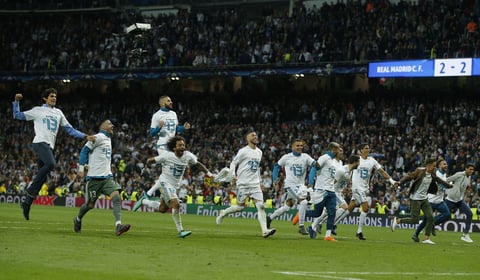Los jugadores merengues celebran el pase a su tercera final consecutiva.