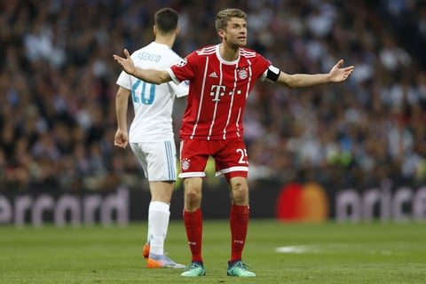 Muller reclama al árbitro asistente una jugada.