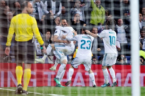 Los jugadores merengues celebran el gol de Karim Benzema.