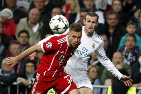 Joshua Kimmich disputa un balón con Gareth Bale.