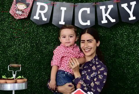 Acompanado por su tia Mariana