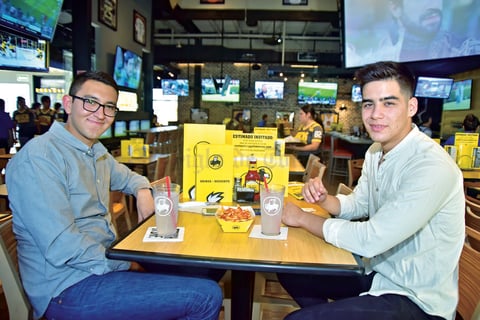 02052018 EN SU RESTAURANTE FAVORITO.  Daniel y Andrés.