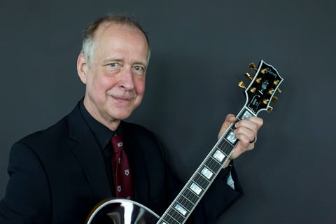 Henry Juszkiewicz, director ejecutivo de Gibson Brands posando con una Gibson Custom L-5.