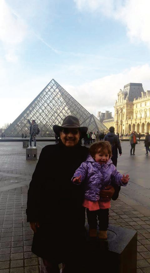 Jesús y su pequeña nieta, Isabela,
en el Museo de Louvre.