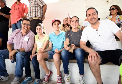 05052018 EN LOS TOROS.  Gerardo, Mary Jose, Diego, Rocío y Enrique.