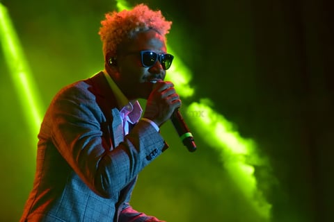 Mientras Kalimba y la orquesta hacían magia sobre el escenario, miles de fans coreaban las canciones desde la explanada.