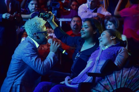 En medio del show, el cantante bajó del escenario para cantarle a dos de sus fans que se encontraban en primera fila.