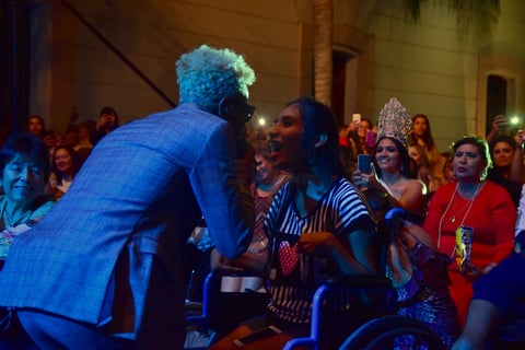 Después de interactuar con sus fans, interpretó No tengo dinero de Juan Gabriel, además de cantar canciones propias como Se te olvidó.