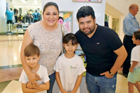 07052018 EN EL MALL.  Teresa, Salvador, Elías y Regina.
