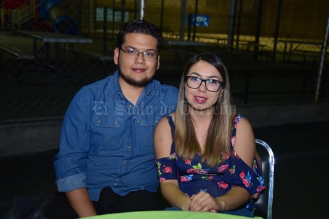 07052018 POSAN PARA LA FOTO.  Manuel y Sandra.
