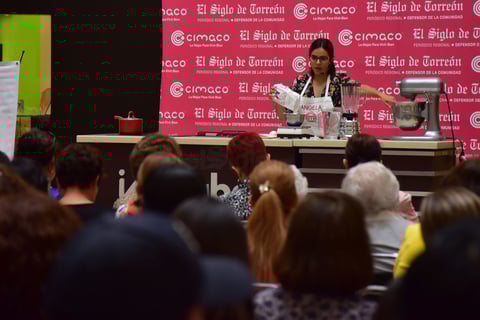 Ángela durante una explicación.