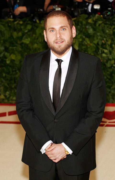 El actor y comediante estadounidense Jonah Hill con un tuxedo sencillo color negro y corbata negra.