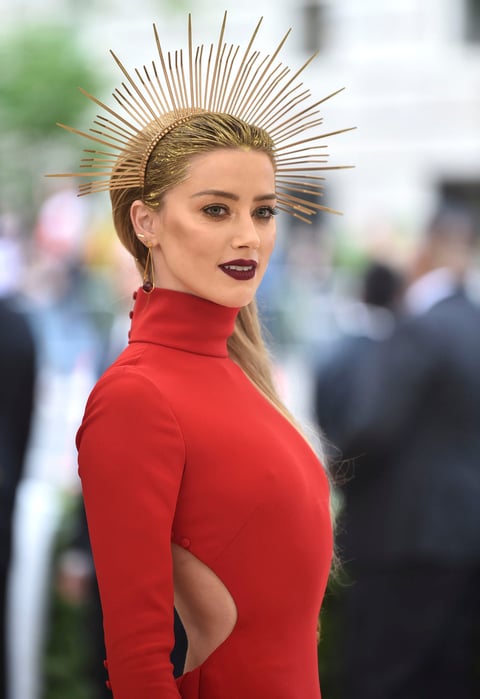 La actriz y ex esposa de Jonny Depp, Amber Heard, con un vestido rojo descubierto en la parte de la espalda baja.