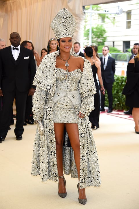 Rihanna con un conjunto cubierto de perlas y pedrería, además de un solideo.