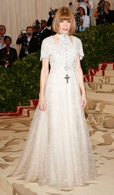 La editora en jefe de Vogue, Anna Wintour, con un vestido aperlado y encajes con pedrería.