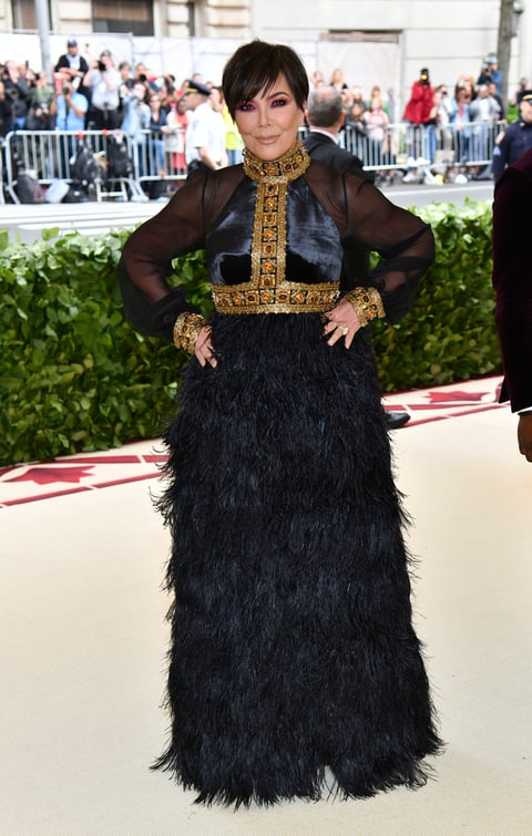 Kris Jenner luce un vestido con plumaje, terciopelo y detalles dorados.