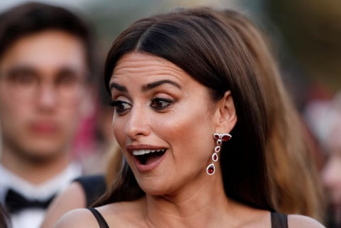 Penélope Cruz captada con una graciosa expresión en su rostro.