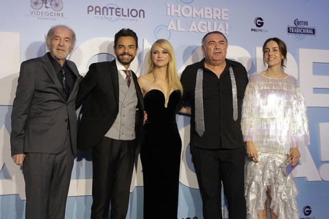 El elenco de la película con título en inglés, 'Overboard' está formado por los actores mexicanos Fernando Luján, Eugenio Derbez, Jesús Ochoa, Cecilia Suárez, Omar Chaparro y Adrián Uribe, además de Eva Longoria, entre otros.