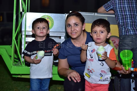10052018 DE FIESTA.  Salvador, Mónica y Gael.