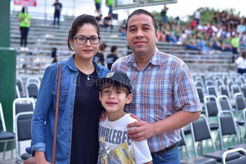 15052018 EN FAMILIA.  Martha, Mauricio y Diego.