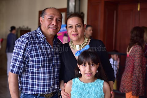15052018 EN EL TEATRO.  Liliana, Victoria y Luis Carlos.