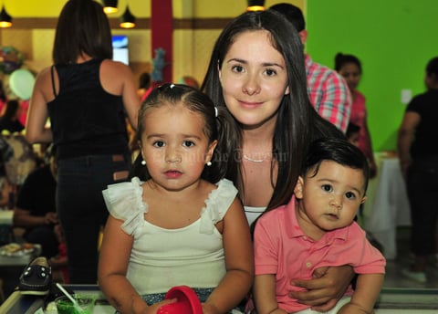 Christian con sus hijos  Jose Saul y Greta
