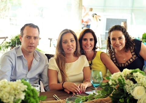 Eduardo  Daniela  Cris y Gabriela