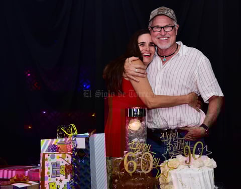 El cumpleanero con su esposa  Ivonne Perez
