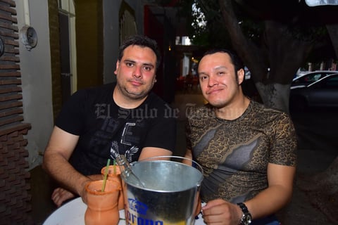 17052018 POSAN PARA LA FOTO.  Alan y Óscar.
