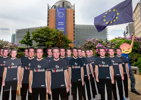 Aunque la comparecencia de Zuckerberg estaba prevista a puertas cerradas, la presión de los diputados consiguió que esta fuera retransmitida por Internet.