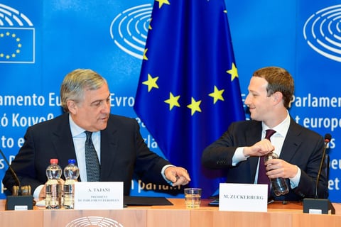 El fundador de Facebook aceptó acudir voluntariamente a la Eurocámara para dar explicaciones tras la filtración masiva de información a la empresa Cambridge Analytica, semanas después de comparecer en el Senado de Estados Unidos por obligación legal.