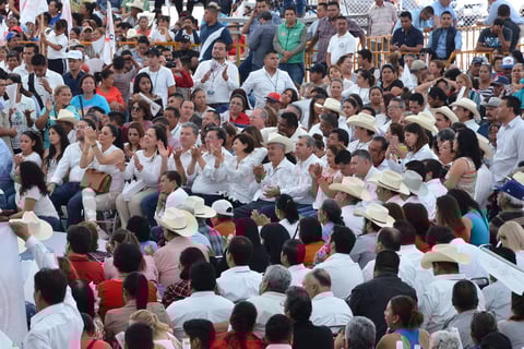 A su llegada a la Velaria de la Expo Feria de Gómez Palacio, el abanderado de la coalición conformada por PRI, PVEM y Nueva Alianza, aseguró que de todos los candidatos que aparecerán en las boletas electorales "soy el único que ha recorrido el campo, que se ha reunido con los productores y está orgulloso de ellos".