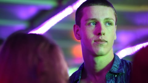 BEACH RATS.
Un joven de 19 años que cuestiona su sexualidad intenta encontrar su lugar entre sus viriles amigos, su familia y los hombres que conoce en internet.
