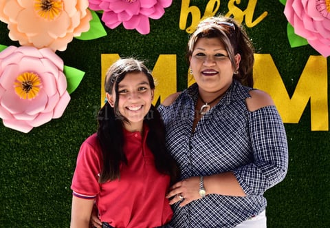 24052018 MUY CONTENTAS.  Sarahí López y Claudia Villegas.