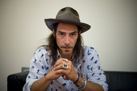 Óscar nació en Barcelona y se mudó a Madrid, donde consiguió empleo como camarero en el Hard Rock Café, ahí conoció al director de casting Luis San Narciso, quién se fijó en él y lo sugirió para actuaciones esporádicas en televisión.