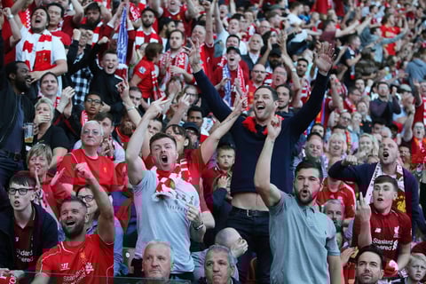 Los seguidores de Liverpool, fieles a su tradición y antes del silbatazo inicial, entonaron al unísono el tema You'll never walk alone.