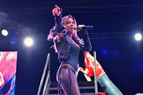 "Ya son 23 años de carrera, somos viejos conocidos, pero también están sus bebés y los no tanto que están empezando a oír mis canciones. Quiero darle las gracias por haberme dejado entrar a sus vidas, me he enamorado de ustedes", exclamó la cantante y enseguida entonó Me enamoró de ti.