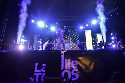A las 9:30 de la noche, la artista llegó al entarimado con cinco bailarines. Eligió la rola La noche se mueve para iniciar la velada musical.