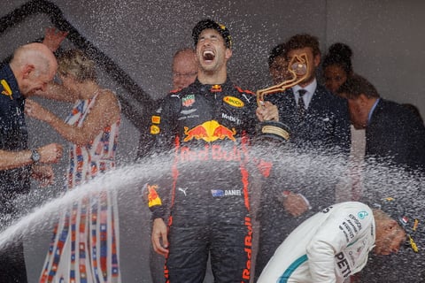 Gran celebración del australiano durante la premiación.