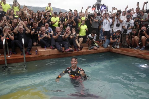 Ricciardo se lanzó a la fuente celebrando su victoria.