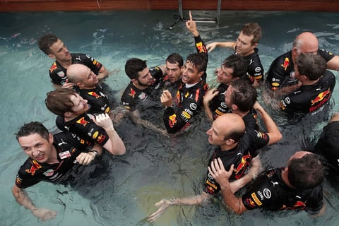 Todo el equipo de Daniel Ricciardo festejó entrando en la fuente cercana a la zona de pits.