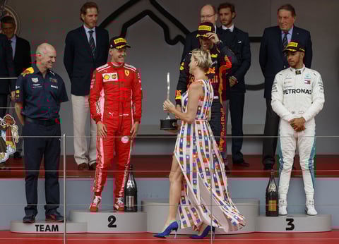La princesa Charlene fue la encargada de entregar los premios a los pilotos.