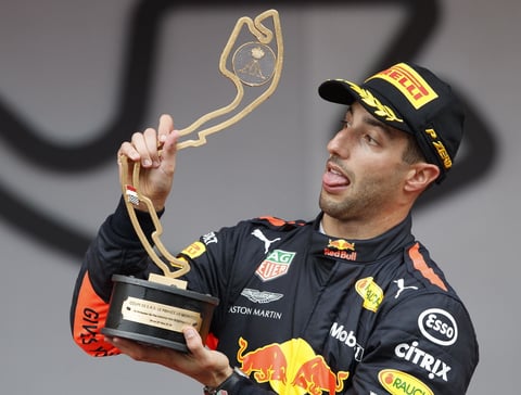 El piloto australiano posa junto a su nuevo trofeo.