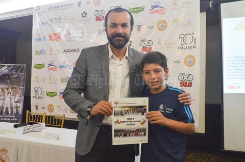27052018 Director Comercial de la Fundación Real Madrid Clinic México, Lic. Jose Perez Elias, junto al ganador del viaje experiencia Real Madrid, Aníbal Sotelo Enríquez.